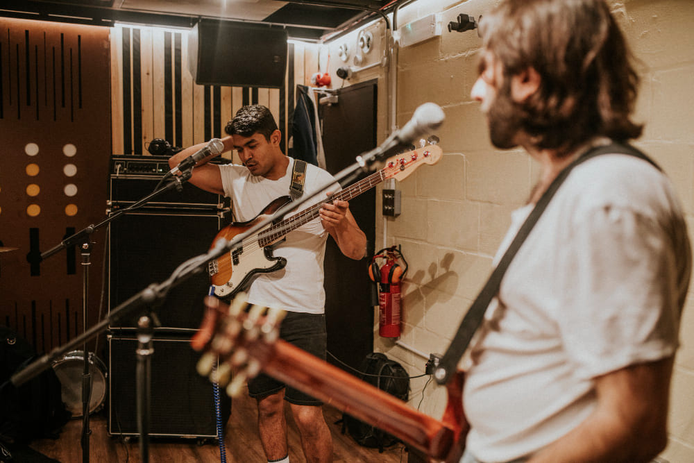 muzikant aan het oefenen met band
