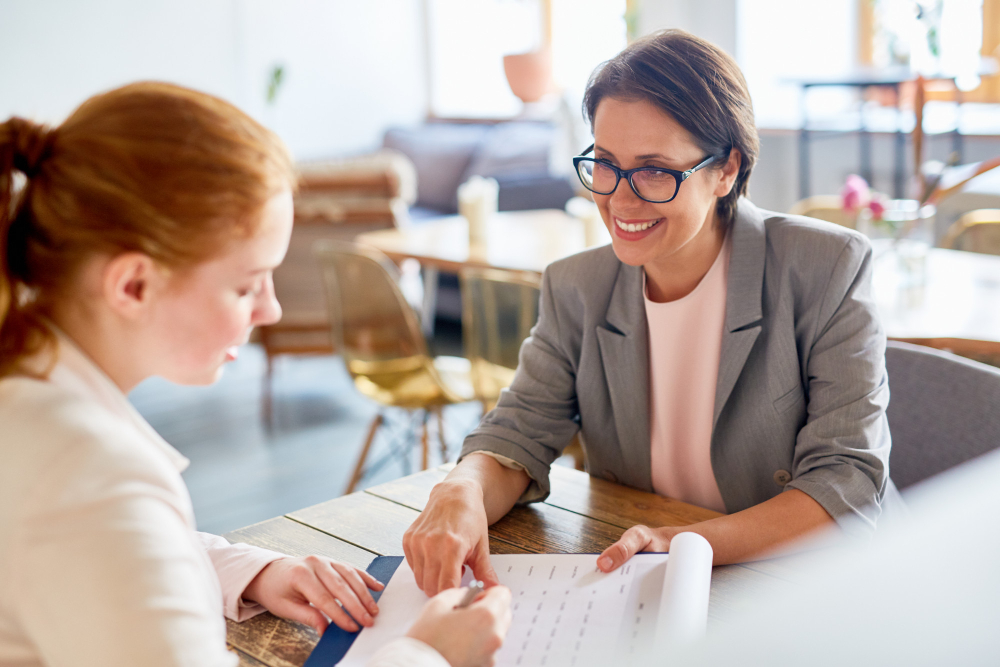opdrachtgever en opdrachtnemer in gesprek