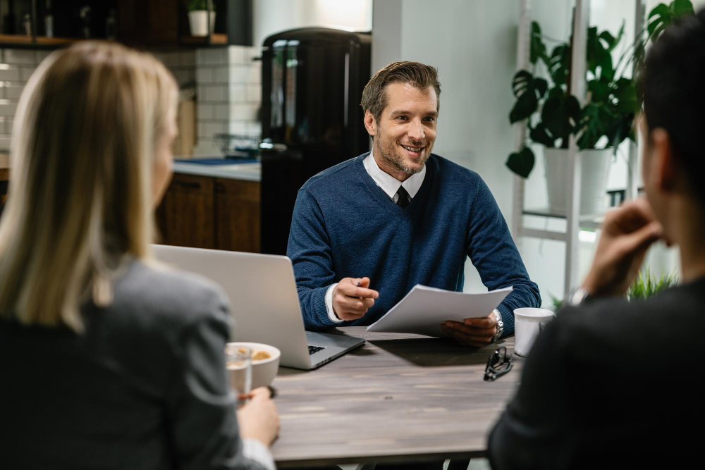 verzekeringsadviseur in gesprek met cliënten