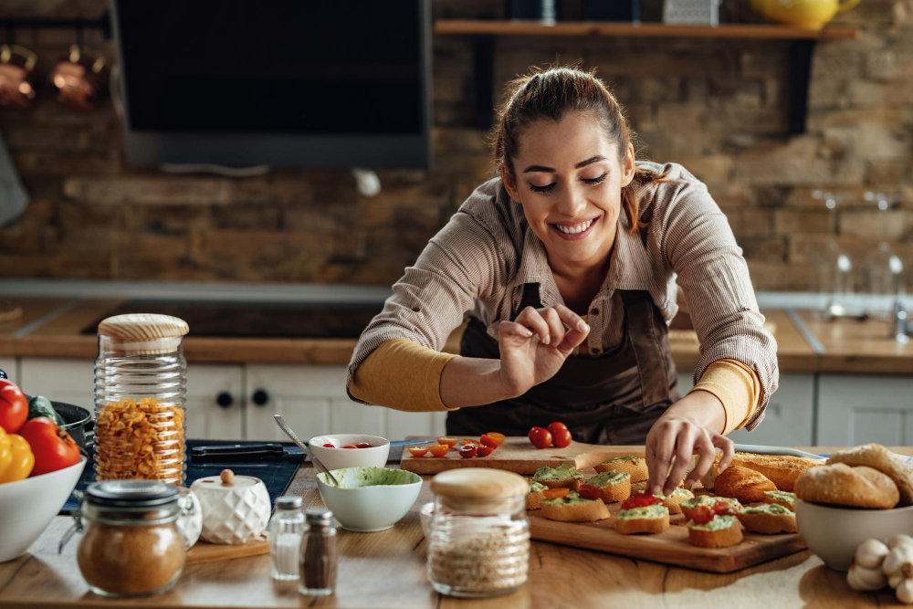 vrouw die gelukkig wordt van koken